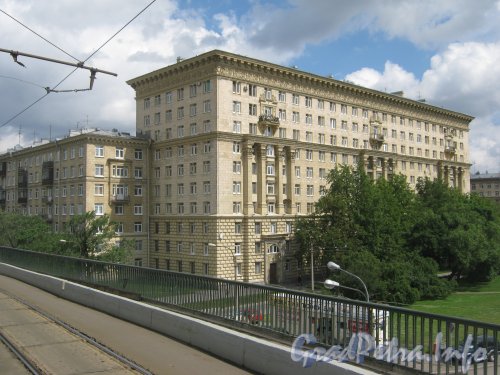 Пр. Стачек, дом 79 (в центре). Общий вид с трамвайного Автовского путепровода. Фото 25 июня 2012 г.