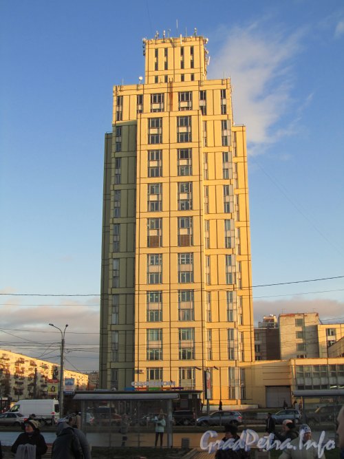 Пр. Просвещения, дом 89. Высотная часть здания. Фото октябрь 2012 г.