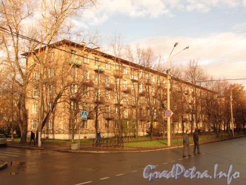 Пр. Елизарова, дом 21. Общий вид жилого дома. Фото октябрь 2012 г.