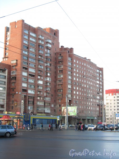 Гражданский пр., дом 118 (правая часть) и дом 118, корп. 1 (левая часть). Фото октябрь 2012 г.