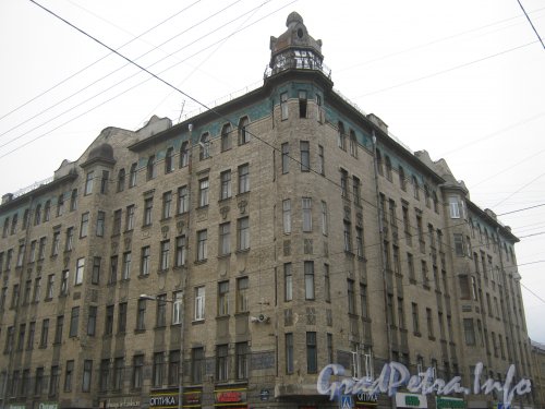 Средний пр. В.О., дом 47. Общий вид с чётной стороны Среднего пр. В.О. на угловую часть здания. Фото 2 мая 2012 г.