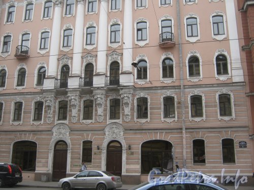Средний пр. В.О., дом 51. Фрагмент фасада со стороны Среднего пр. В.О. Фото 2 мая 2012 г.