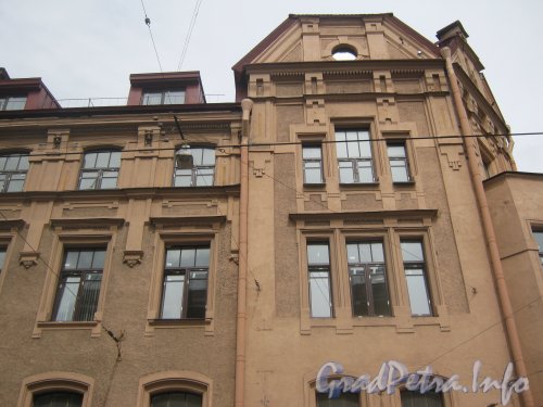 Кронверкский пр., дом 79. Фрагмент фасада. Фото 26 июня 2012 г.