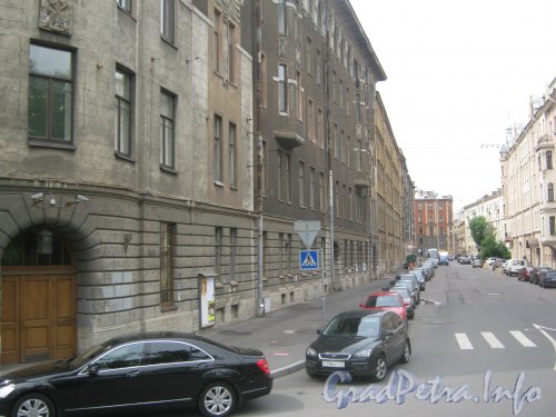 Кронверкский пр., дом 77 (слева) и перспектива ул. Блохина от Кронверского пр. в сторону Провиантской ул. Фото 26 июня 2012 г.