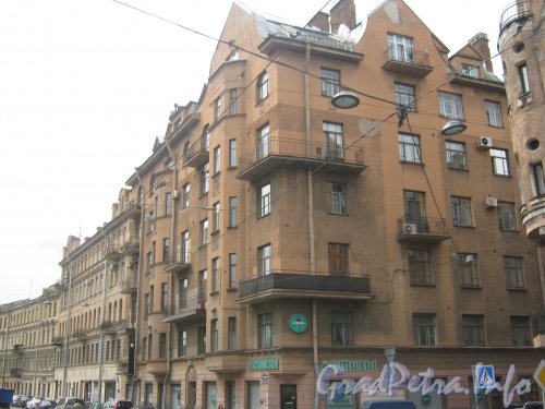 Кронверкский пр., дом 67. Общий вид угла дома со стороны фасада. Фото 26 июня 2012 г.