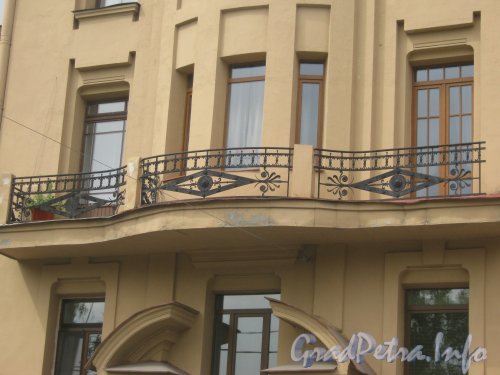 Кронверкский пр., дом 59. Балкон со стороны фасада дома. Фото 26 июня 2012 г.