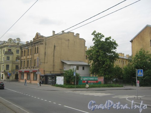 Кронверкский пр., дом 51, литера Б (в центре Фото). Вид со стороны дома 49. Фото 26 июня 2012 г.