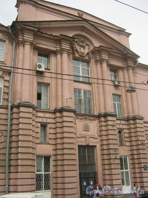 Кронверкский пр., дом 49. Фрагмент фасада. Фото 26 июня 2012 г.