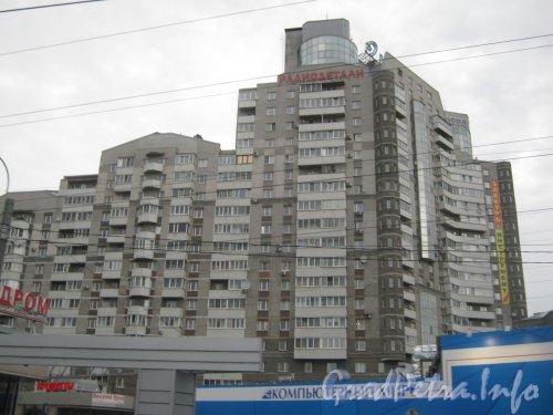 Коломяжский пр., дом 26. Вид на верхнюю угловую часть здания с пр. Испытателей. Фото 25 июня 2012 г.