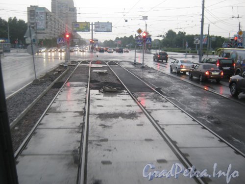 Пр. Луначарского перед пр. Культуры и ремонт трамвайных путей на перекрёстке. Фото 25 июня 2012 г.