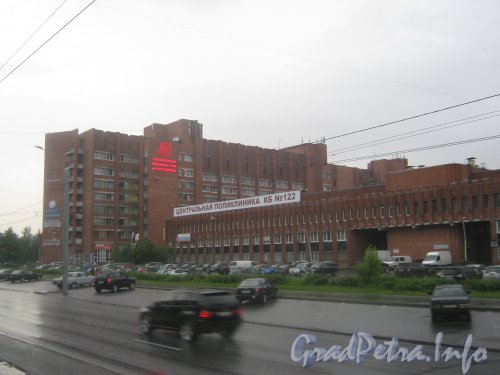 Пр. Луначарского, дом 47 (справа). Один из корпусов поликлиники. Фото 25 июня 2012 г.