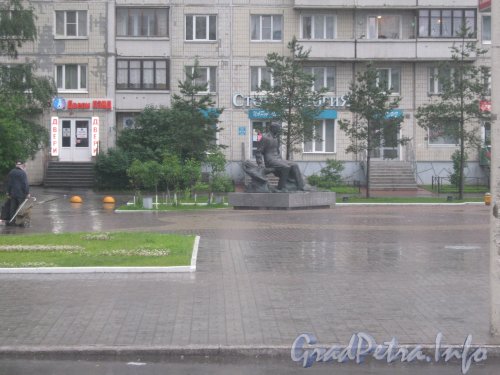 Пр. Энгельса, дом 150, корпус 1 и памятник Д.Д. Шостаковичу перед ним. Вид с пр. Энгельса. Фото 25 июня 2012 г.