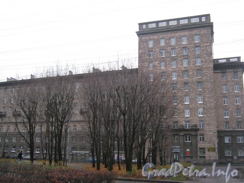 Пр. Стачек, дом 74. Общий вид с чётной стороны ул. Новостроек. Фото 4 октября 2012 г.