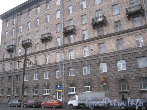 Пр. Стачек, дом 74. Фрагмент фасада со стороны ул. Новостроек. Фото 7 октября 2012 г.