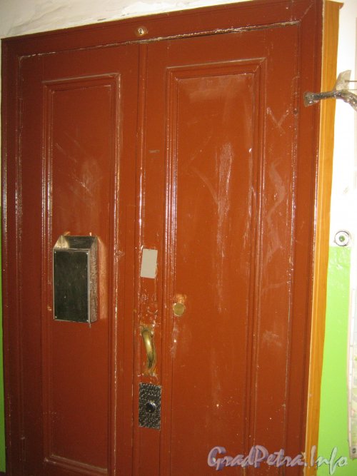 Пр. Мориса Тореза, дом 73, корпус 2. Дверь в квартиру первого этажа. Фото 4 сентября 2012 г.
