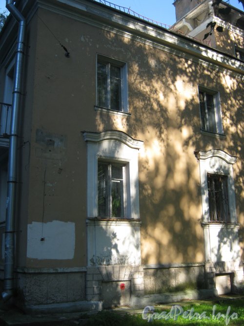 Пр. Мориса Тореза, дом 77 корпус 2. Фрагмент фасада. Фото 4 сентября 2012 г.