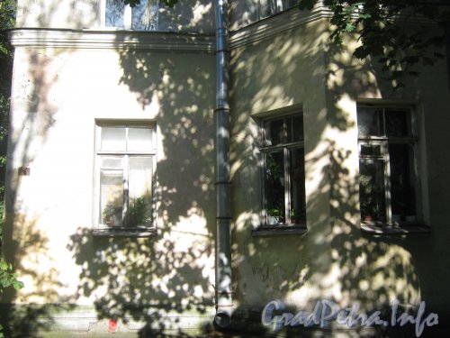 Пр. Мориса Тореза, дом 79 корпус 1. Фрагмент фасада. Фото 4 сентября 2012 г.
