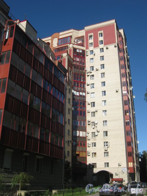 Пр. Мориса Тореза, дом 83 (справа) и дом 81 корпус 1 (слева). Фото 4 сентября 2012 г.