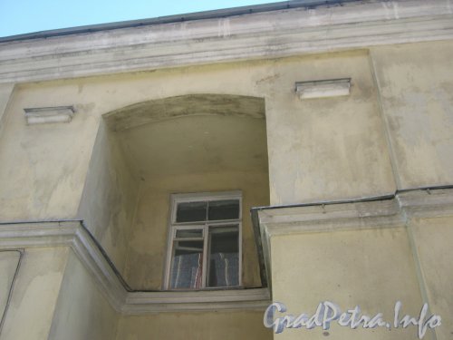 Пр. Мориса Тореза, дом 79 корпус 2. Фрагмент верхней части здания со стороны парадной. Фото 4 сентября 2012 г.