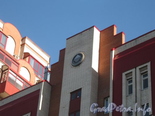 Пр. Мориса Тореза, дом 81 корпус 1. Фрагмент верхней части здания. Фото 4 сентября 2012 г.