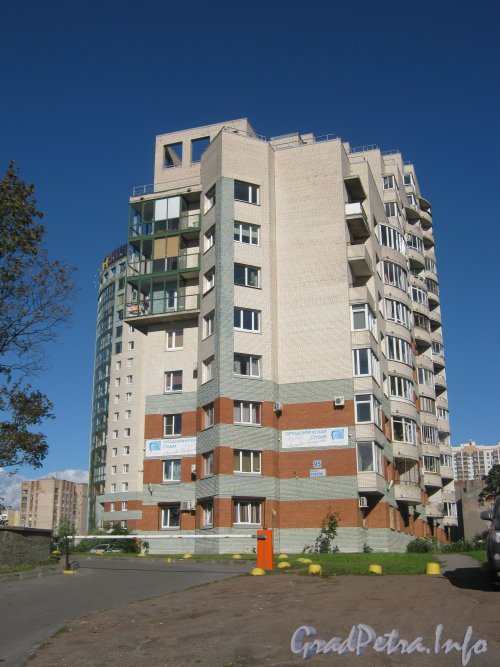 Пр. Мориса Тореза, дом 95. Общий вид здания с пр. Мориса Тореза. Фото 4 сентября 2012 г.