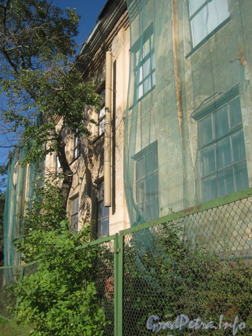 Пр. Энгельса, дом 107, литера А. Фрагмент здания. Фото 4 сентября 2012 г.