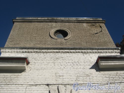 Пр. Энгельса, дом 107, корпус 2. Верхняя часть фасада. Фото 4 сентября 2012 г.