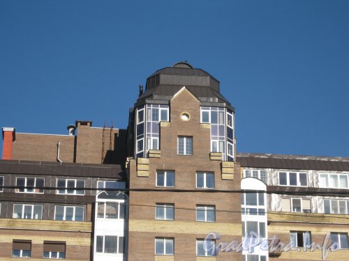 Пр. Энгельса, дом 107, корпус 3. Верхняя часть здания. Вид с пр. Энгельса. Фото 4 сентября 2012 г.