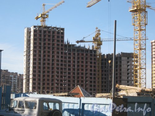 Пр. Просвещения, дом 43 (строится). Общий вид с ул. Руднева. Фото 4 сентября 2012 г.