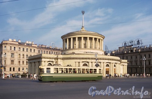 Невский пр., дом 116 (слева) и здание наземного павильона станции метро «Площадь Восстания». Фото 1967 г.