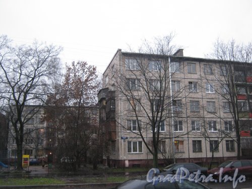 Витебский пр., дома 47 корпус 1 (на переднем плане) и корпус 2 (на заднем плане). Вид с Витебского пр. Фото 15 ноября 2012 г.