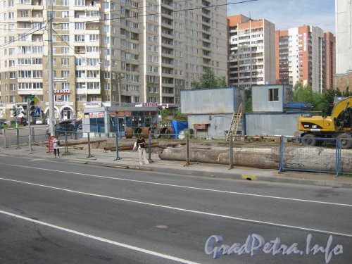 Пр. Энгельса. Ремонтные работы на чётной стороне проспекта перед ул. Асафьева. Фото 22 июля 2012 г.
