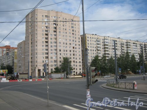 Пр. Луначарского, дом 46 (в центре Фото). Общий вид. Фото 22 июля 2012 г.