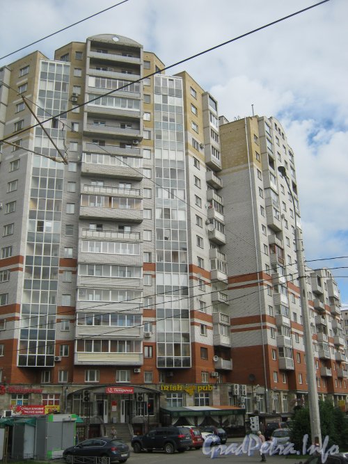Пр. Луначарского, дом 52, корпус 1. Общий вид угловой части фасада дома. Фото 22 июля 2012 г.