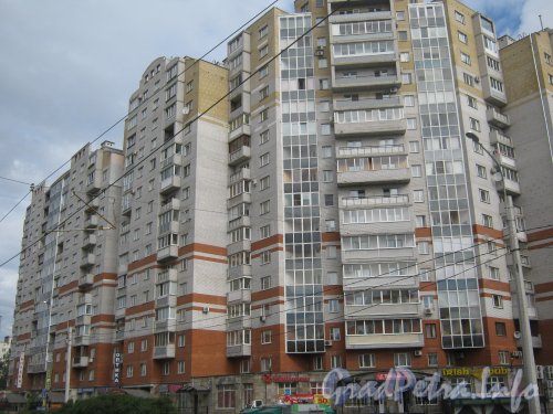 Пр. Луначарского, дом 52, корпус 1. Общий вид левой части фасада дома. Фото 22 июля 2012 г.