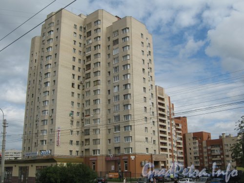 Пр. Луначарского, дом 58, корпус 1. Общий вид со стороны дома 35. Фото 4 сентября 2012 г.