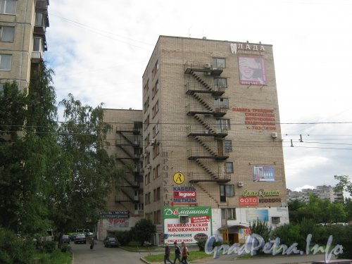 Пр. Луначарского, дом 72, корпус 1. Общий вид с пр. Луначарского. Фото 4 сентября 2012 г.