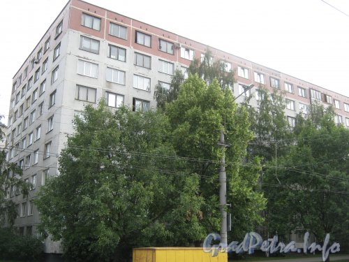 Пр. Луначарского, дом 76. Фрагмент фасада. Фото 4 сентября 2012 г.