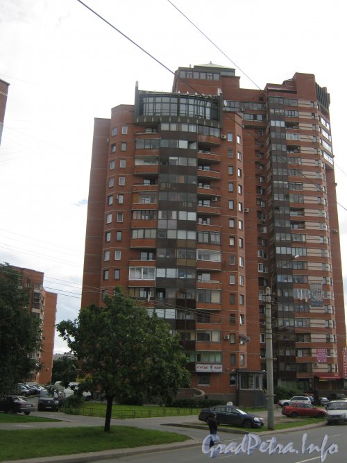 Пр. Луначарского, дом 76, корпус 2. Общий вид с пр. Луначарского. Фото 4 сентября 2012 г.