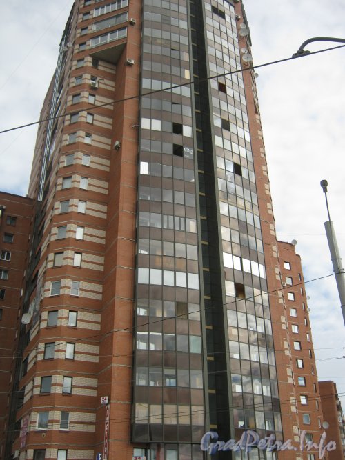 Пр. Луначарского, дом 76, корпус 2. Фрагмент фасада. Фото 4 сентября 2012 г.