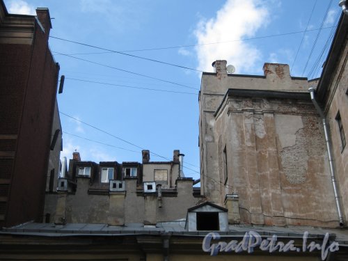 Литейный пр., дом 49. Двор дома. Вид верхней части зданий. Фото 30 июня 2012 г.