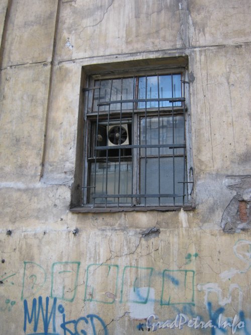 Литейный пр., дом 49. Окно во дворе дома. Фото 30 июня 2012 г.