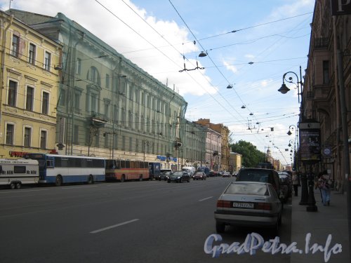 Литейный пр., дом 48 (слева) и перспектива домов по чётной стороне Литейного пр. в сторону Невского пр. Фото 30 июня 2012 г.