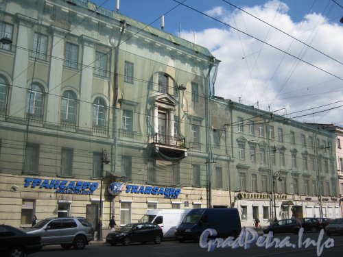 Литейный пр., дом 48. Фрагмент фасада здания. Фото 30 июня 2012 г.