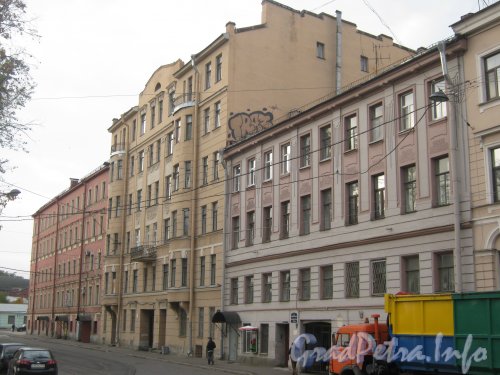 Пр. Римского-Корсакова, дома 113 (справа), 115 (в центре) и 117 (слева). Вид с пл. Репина (возле дома 1-3-5). Фото 5 октября 2012 г.