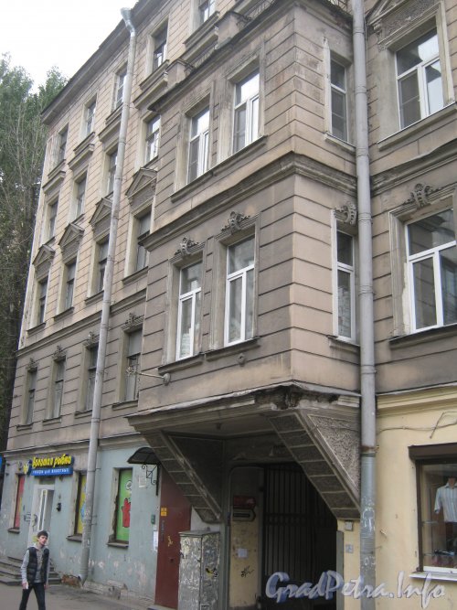 Нарвский пр., дом 25. Фрагмент фасада. Фото 5 октября 2012 г.