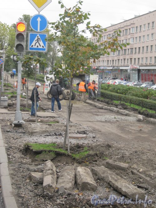 Пр. Стачек. Ремонт тротуара на углу с Промышленной ул. Фото 5 октября 2012 г.
