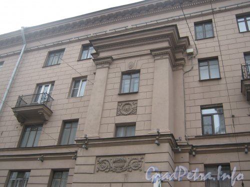 Пр. Стачек, дом 27. Фрагмент фасада. Фото 5 октября 2012 г.