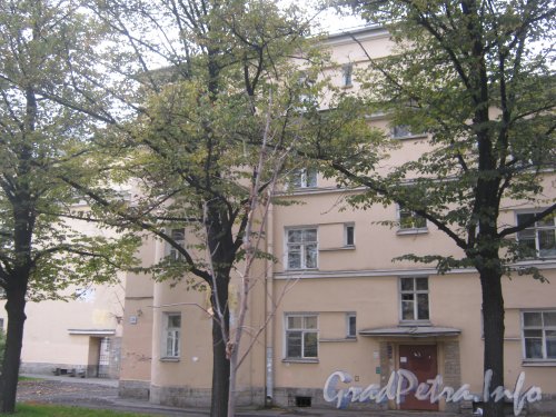 Пр. Стачек, дом 29. Фрагмент фасада. Фото 5 октября 2012 г.