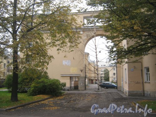 Пр. Стачек, дом 29. Фрагмент фасада и арка въезда во двор. Фото 5 октября 2012 г.